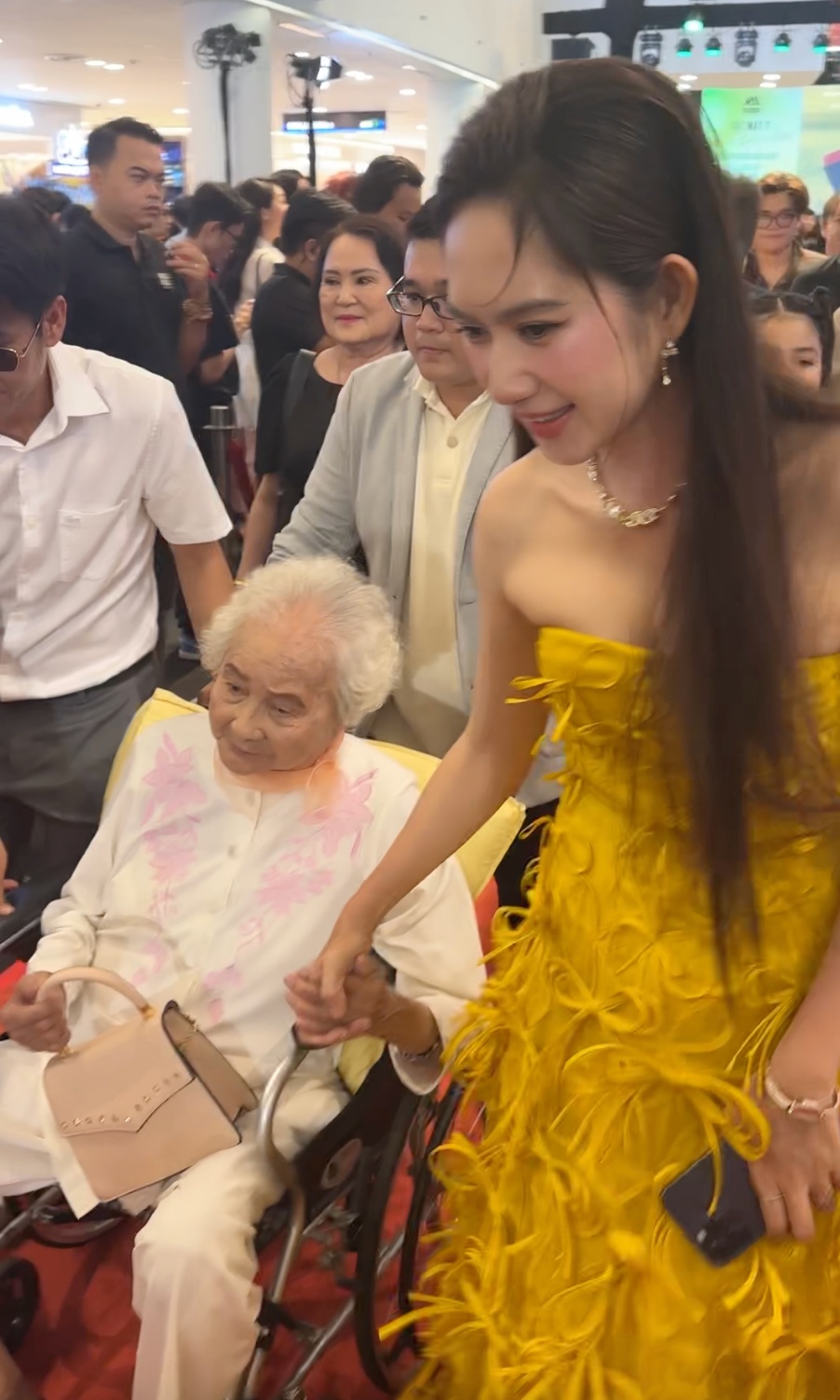 Lý Hải đưa mẹ già 99 tuổi đi họp báo phim, cách Minh Hà phản ứng nói rõ quan hệ mẹ chồng - nàng dâu - ảnh 2