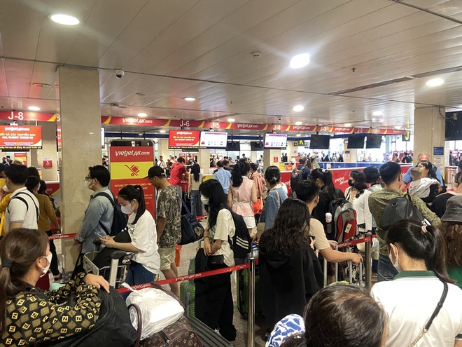 Sân bay Tân Sơn Nhất lúc này: Nhiều người đã vác vali về quê, đi du lịch dịp lễ 30/4 - ảnh 1