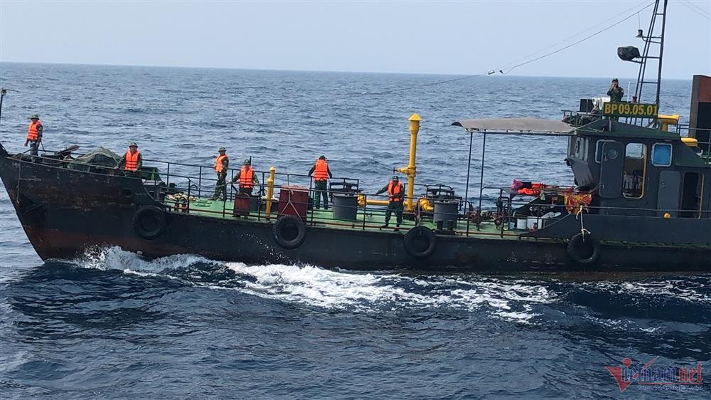 Mở rộng khu vực tìm thuyền viên mất tích vụ chìm sà lan trên biển Quảng Ngãi - ảnh 2