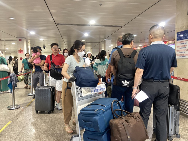 Sân bay Tân Sơn Nhất lúc này: Nhiều người đã vác vali về quê, đi du lịch dịp lễ 30/4 - ảnh 2