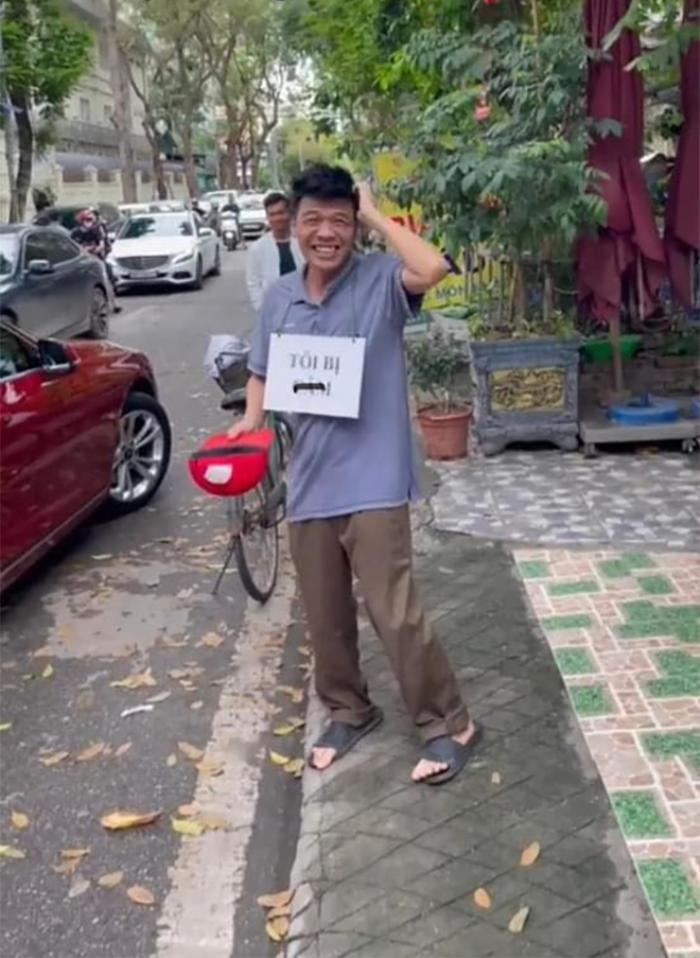 Nam diễn viên Việt nổi tiếng bị bắt gặp đi xin ăn trên phố? - ảnh 1