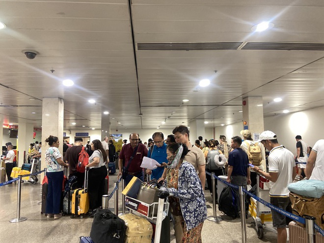 Sân bay Tân Sơn Nhất lúc này: Nhiều người đã vác vali về quê, đi du lịch dịp lễ 30/4 - ảnh 7