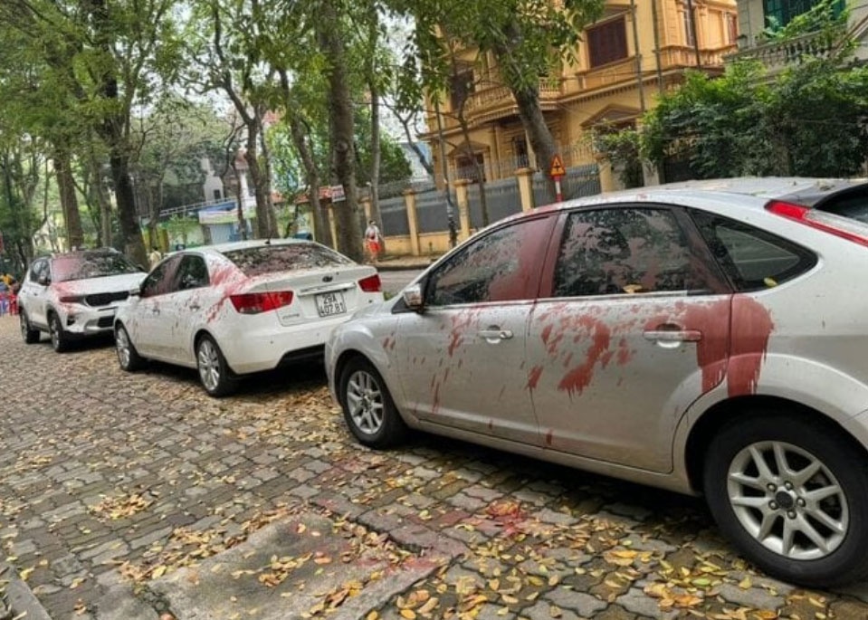 Xác minh vụ hàng loạt ôtô bị tạt sơn đỏ ở Hà Nội - ảnh 1