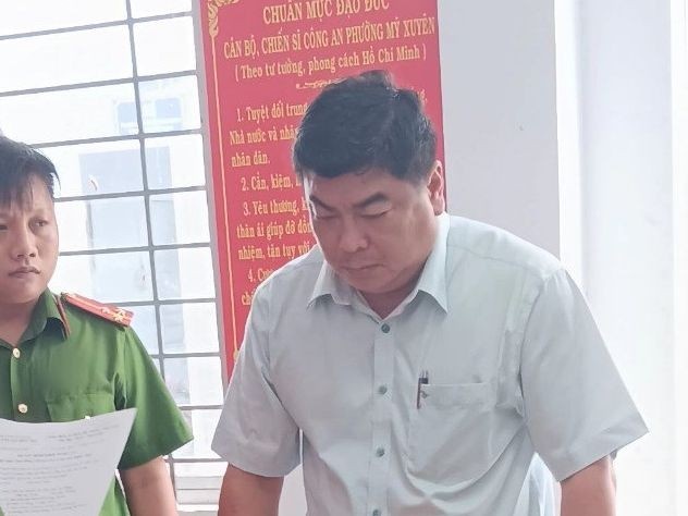 Bắt giam thêm một phó chủ tịch TP Long Xuyên trong vụ giám đốc tự tử - ảnh 2