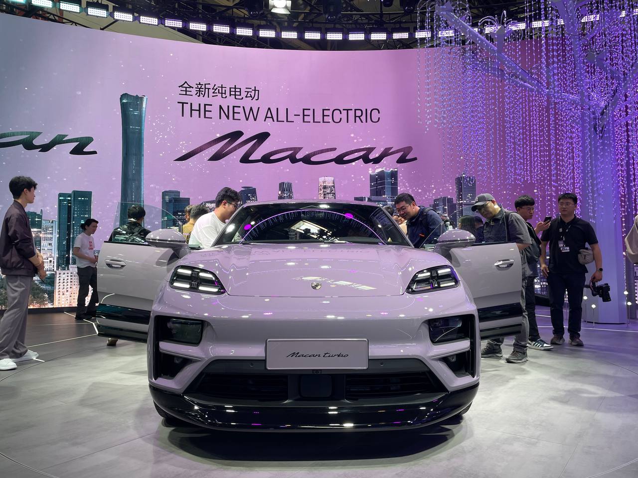 Sang Trung Quốc xem Porsche Macan 2024 trước khi về Việt Nam năm nay: Nhiều điểm như Taycan, ngồi thoải mái hơn, chạy điện hơn 600km/sạc - ảnh 2