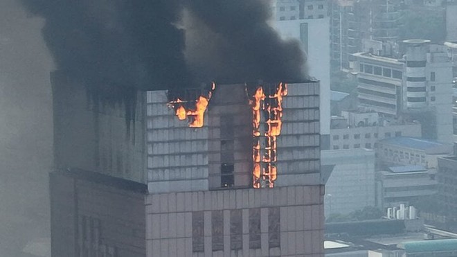 Nếu có hỏa hoạn ở tòa nhà cao tầng, nên chạy lên hay chạy xuống để thoát hiểm? - ảnh 1