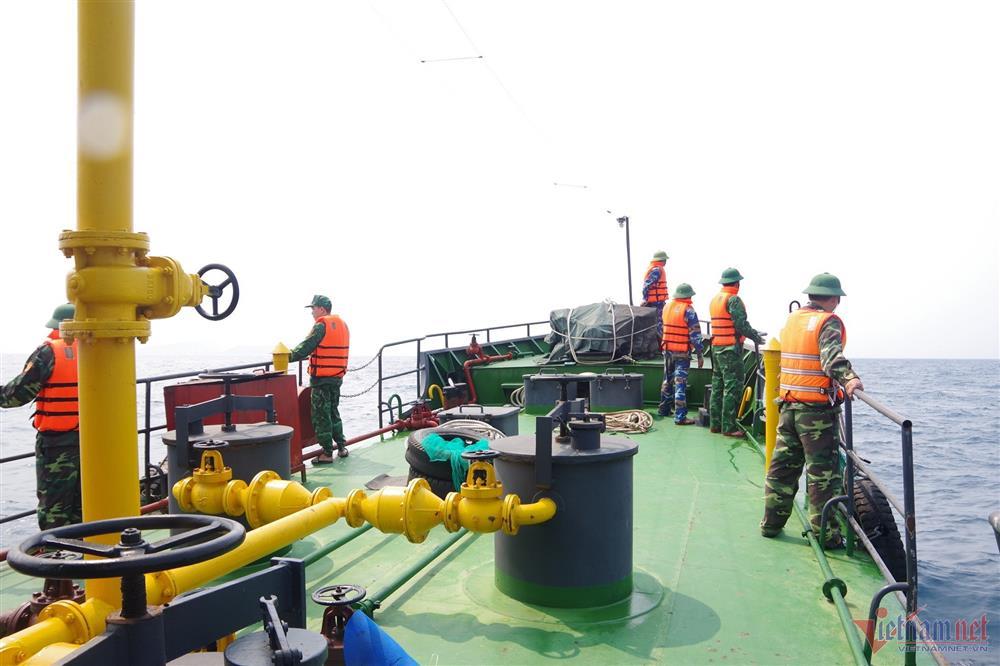 Mở rộng khu vực tìm thuyền viên mất tích vụ chìm sà lan trên biển Quảng Ngãi - ảnh 4