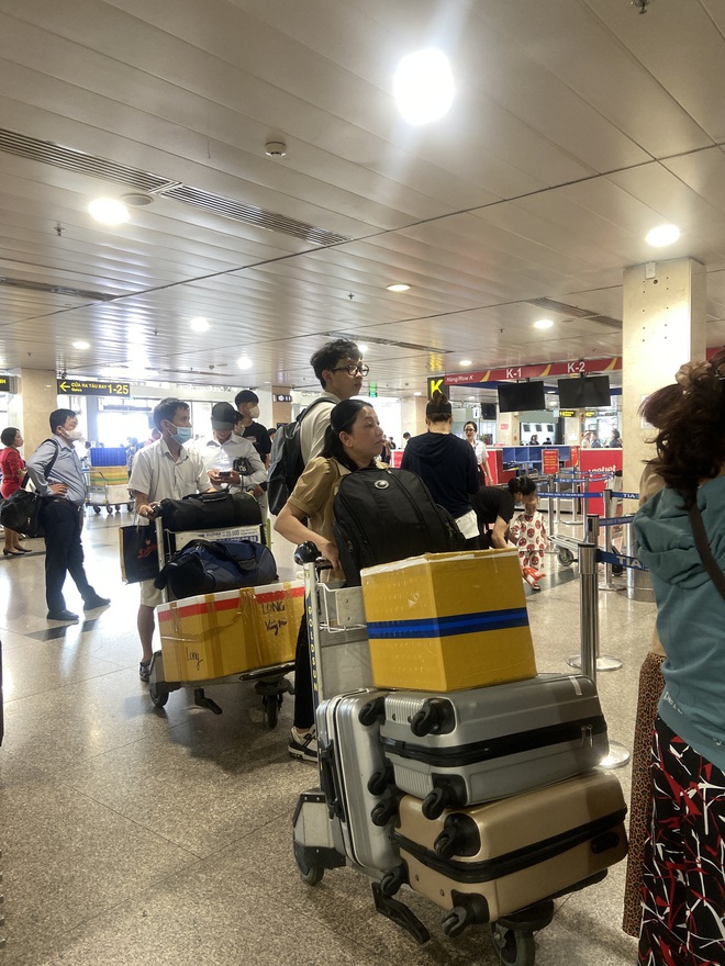 Sân bay Tân Sơn Nhất lúc này: Nhiều người đã vác vali về quê, đi du lịch dịp lễ 30/4 - ảnh 4