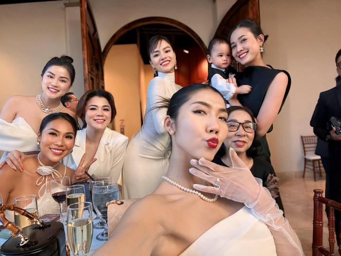 Dàn người đẹp Vbiz dự lễ cưới chuyên gia make-up Huỳnh Lợi, siêu mẫu Huỳnh Thanh Tuyền gửi lời chúc phúc - ảnh 1
