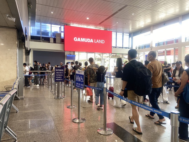 Sân bay Tân Sơn Nhất lúc này: Nhiều người đã vác vali về quê, đi du lịch dịp lễ 30/4 - ảnh 6