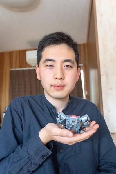 Sinh viên Nhật Bản chế tạo robot hình người nhỏ nhất thế giới - ảnh 2