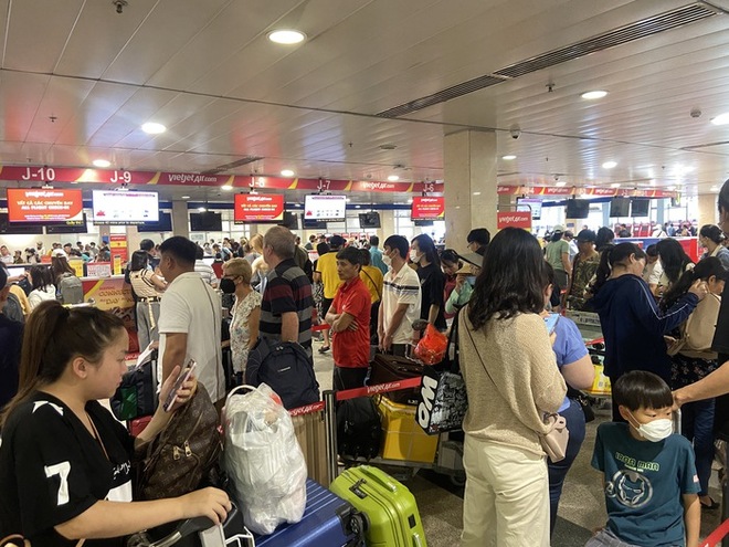 Sân bay Tân Sơn Nhất lúc này: Nhiều người đã vác vali về quê, đi du lịch dịp lễ 30/4 - ảnh 5