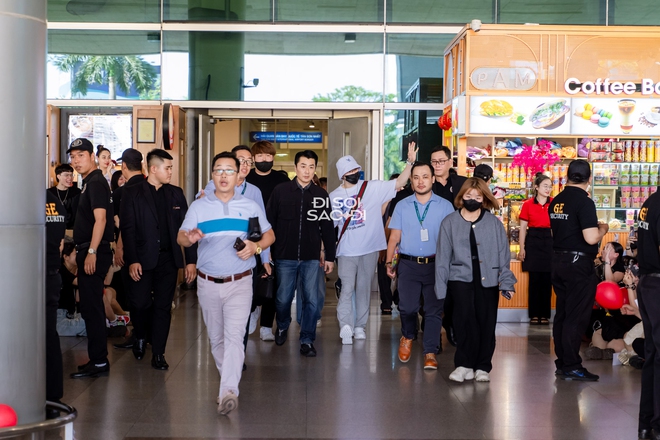 Kim Jae Joong đổ bộ Tân Sơn Nhất: Bịt kín mít vẫn cực 