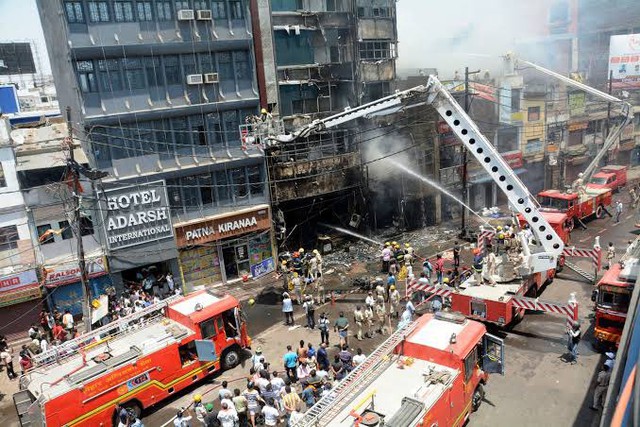 Cháy khách sạn kinh hoàng khiến 36 người thương vong: Lửa bùng phát cuồn cuộn, nhiều người nhảy từ ban công thoát thân - ảnh 3