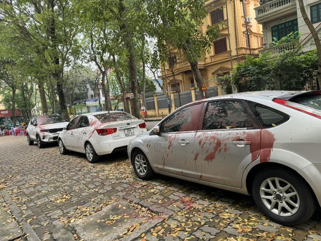 Điều tra vụ hàng loạt xe ô tô bị tạt sơn đỏ ở Hà Nội - ảnh 1