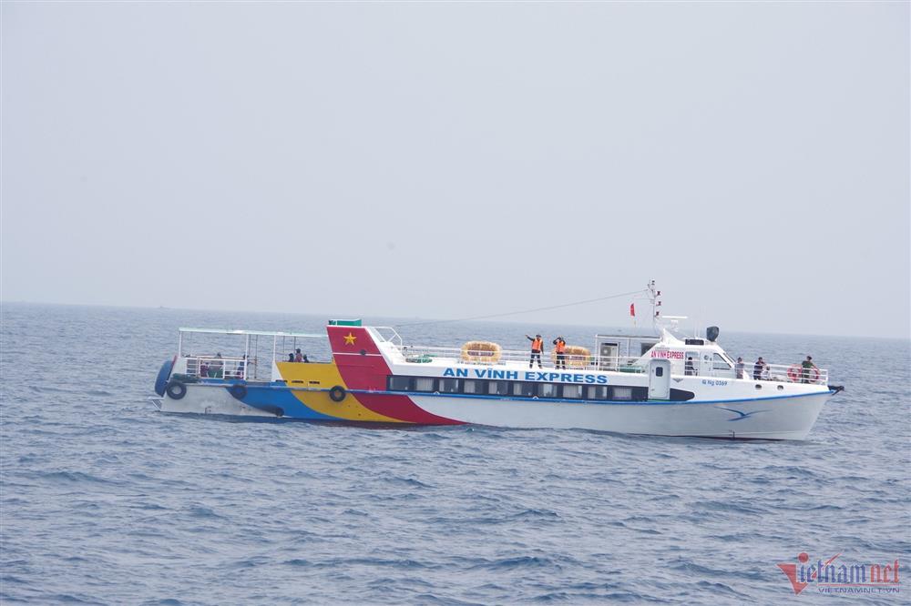 Mở rộng khu vực tìm thuyền viên mất tích vụ chìm sà lan trên biển Quảng Ngãi - ảnh 3