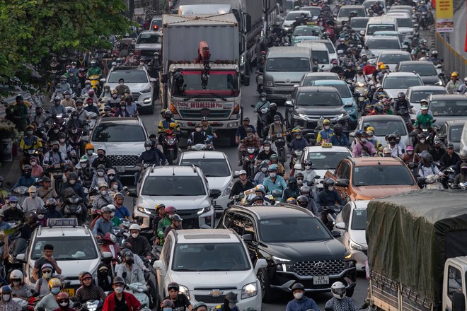 Chính thức “khởi động” cho kỳ nghỉ lễ 5 ngày: Người dân lên đường về quê, kẹt xe khắp mọi nơi - ảnh 16