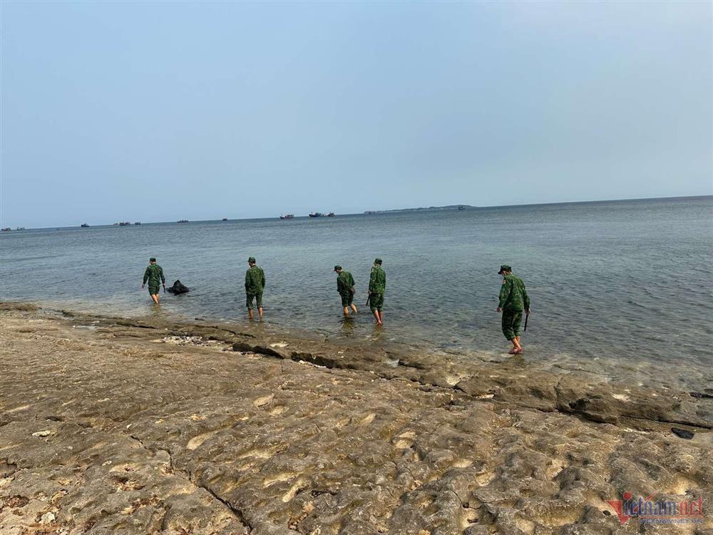 Mở rộng khu vực tìm thuyền viên mất tích vụ chìm sà lan trên biển Quảng Ngãi - ảnh 1