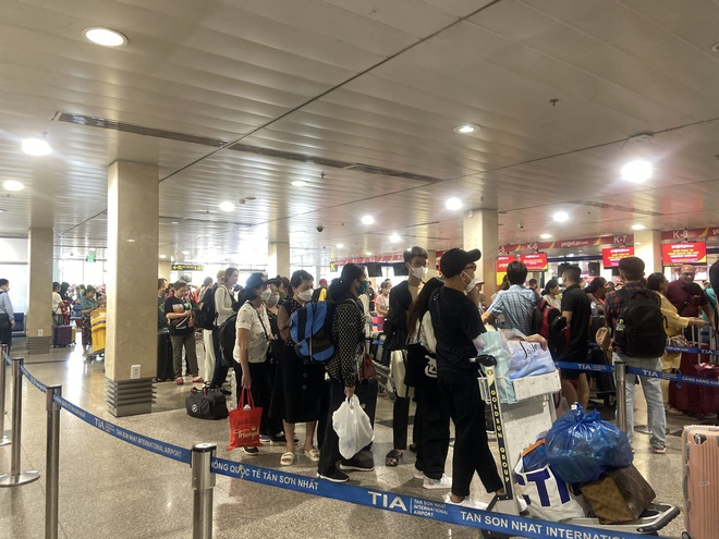 Sân bay Tân Sơn Nhất lúc này: Nhiều người đã vác vali về quê, đi du lịch dịp lễ 30/4 - ảnh 3