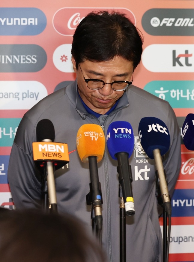 U23 Hàn Quốc buồn bã về nước sau thất bại chấn động tại giải U23 châu Á, HLV trưởng nghẹn ngào cúi đầu xin lỗi - ảnh 7