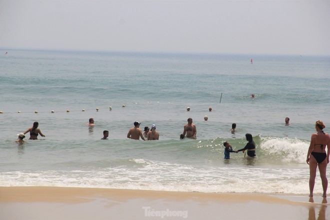 Trời Đà Nẵng nắng như đổ lửa, khách nước ngoài thích thú tắm biển, phơi nắng giữa trưa - ảnh 11
