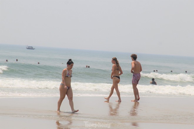 Trời Đà Nẵng nắng như đổ lửa, khách nước ngoài thích thú tắm biển, phơi nắng giữa trưa - ảnh 8