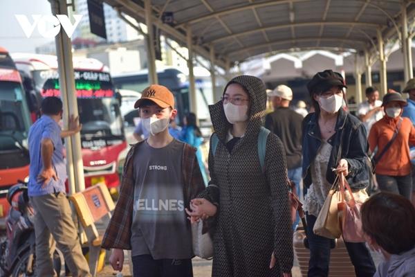 Người dân ùn ùn đổ về các bến xe ở Hà Nội dịp nghỉ lễ 30/4 và 1/5 - ảnh 2