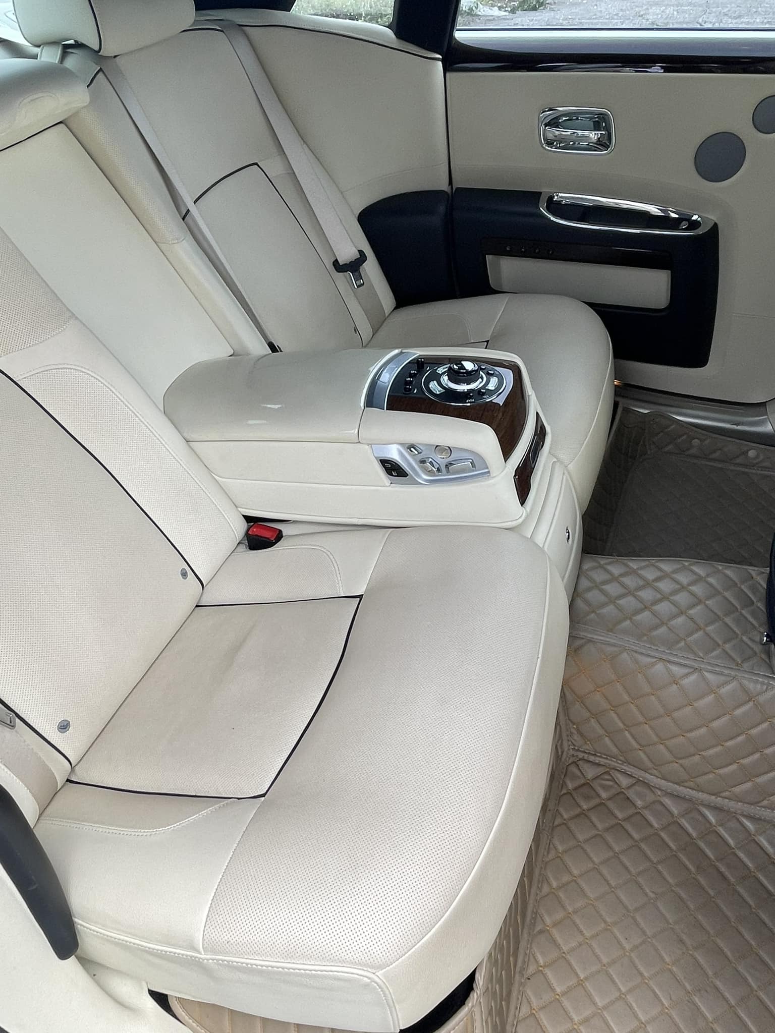 Rolls-Royce Ghost 11 năm tuổi độ kit như bản 2024: Rao bán 10 tỷ đồng nhưng có điểm dễ khiến khách đặt câu hỏi - ảnh 11