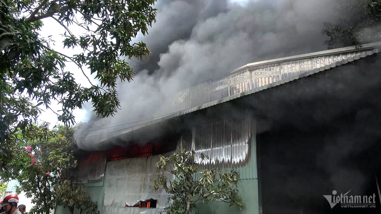 Cháy dữ dội tại kho vật liệu ở thành phố Rạch Giá - ảnh 1