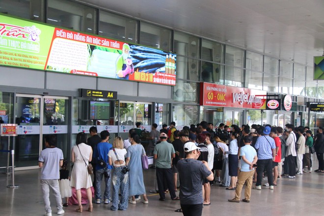 Khung cảnh lạ ở sân bay Tân Sơn Nhất trong ngày đầu nghỉ lễ 30-4, 1-5 - ảnh 15