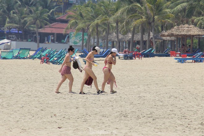 Trời Đà Nẵng nắng như đổ lửa, khách nước ngoài thích thú tắm biển, phơi nắng giữa trưa - ảnh 13
