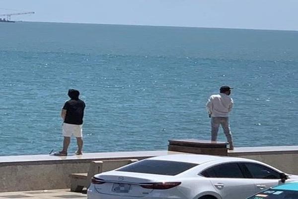 Hình ảnh 2 du khách ngang nhiên tiểu bậy trên kè biển Vũng Tàu gây 'dậy sóng' - ảnh 1
