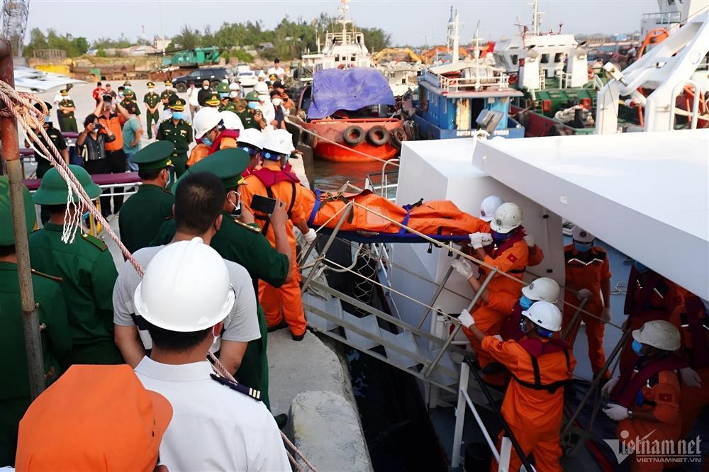 Vụ sà lan chìm trên biển Quảng Ngãi: Nghi 9 người gặp nạn - ảnh 1