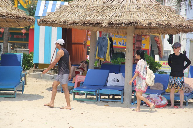 Trời Đà Nẵng nắng như đổ lửa, khách nước ngoài thích thú tắm biển, phơi nắng giữa trưa - ảnh 15