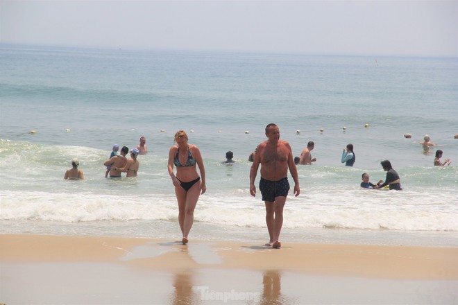 Trời Đà Nẵng nắng như đổ lửa, khách nước ngoài thích thú tắm biển, phơi nắng giữa trưa - ảnh 1