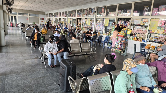 Khung cảnh lạ ở sân bay Tân Sơn Nhất trong ngày đầu nghỉ lễ 30-4, 1-5 - ảnh 7