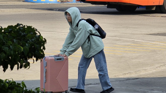 Khung cảnh lạ ở sân bay Tân Sơn Nhất trong ngày đầu nghỉ lễ 30-4, 1-5 - ảnh 9