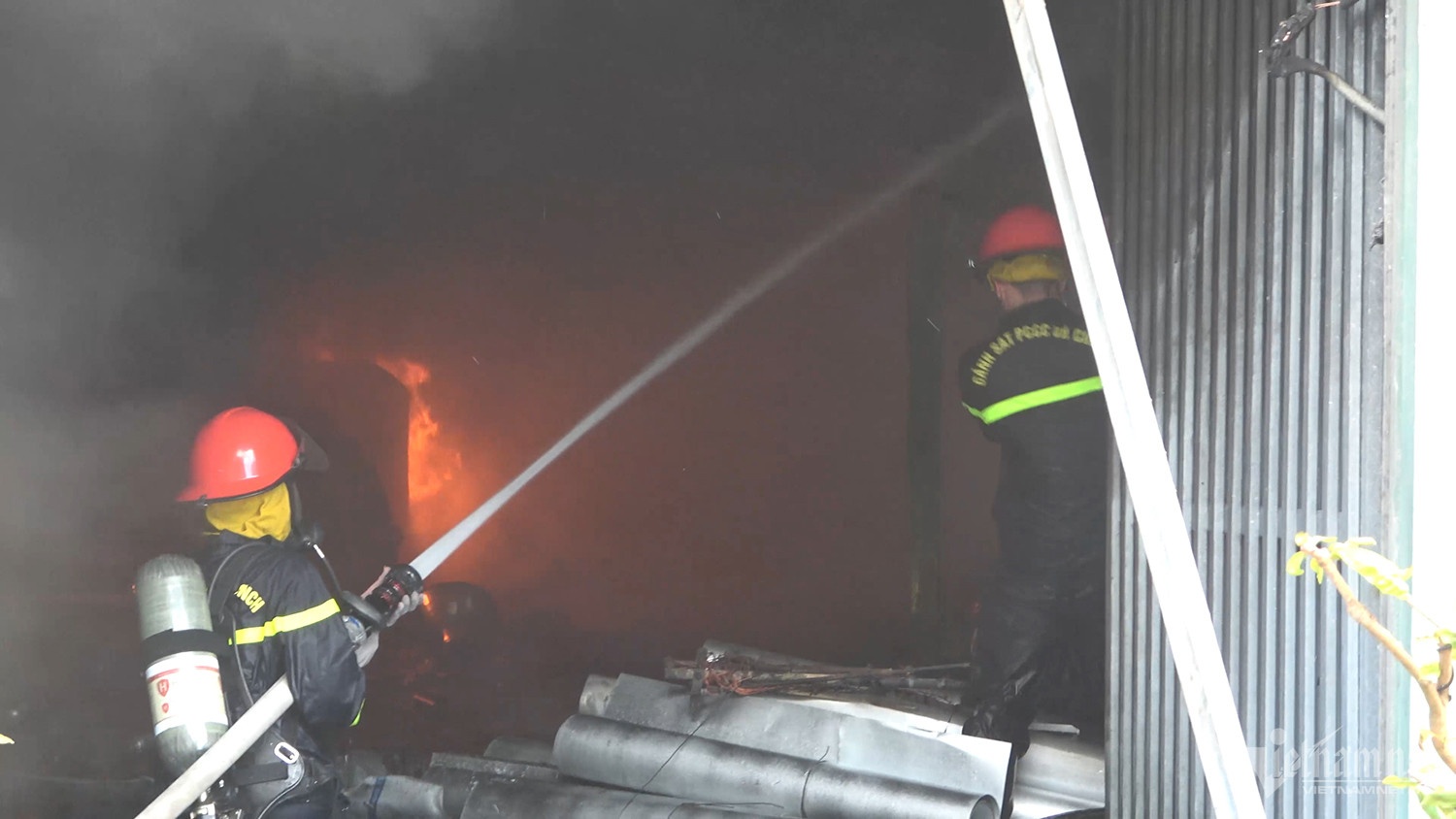 Cháy dữ dội tại kho vật liệu ở thành phố Rạch Giá - ảnh 2