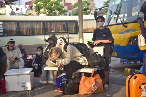 Người dân ùn ùn đổ về các bến xe ở Hà Nội dịp nghỉ lễ 30/4 và 1/5 - ảnh 16
