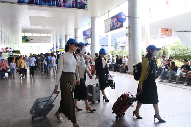 Khung cảnh lạ ở sân bay Tân Sơn Nhất trong ngày đầu nghỉ lễ 30-4, 1-5 - ảnh 17
