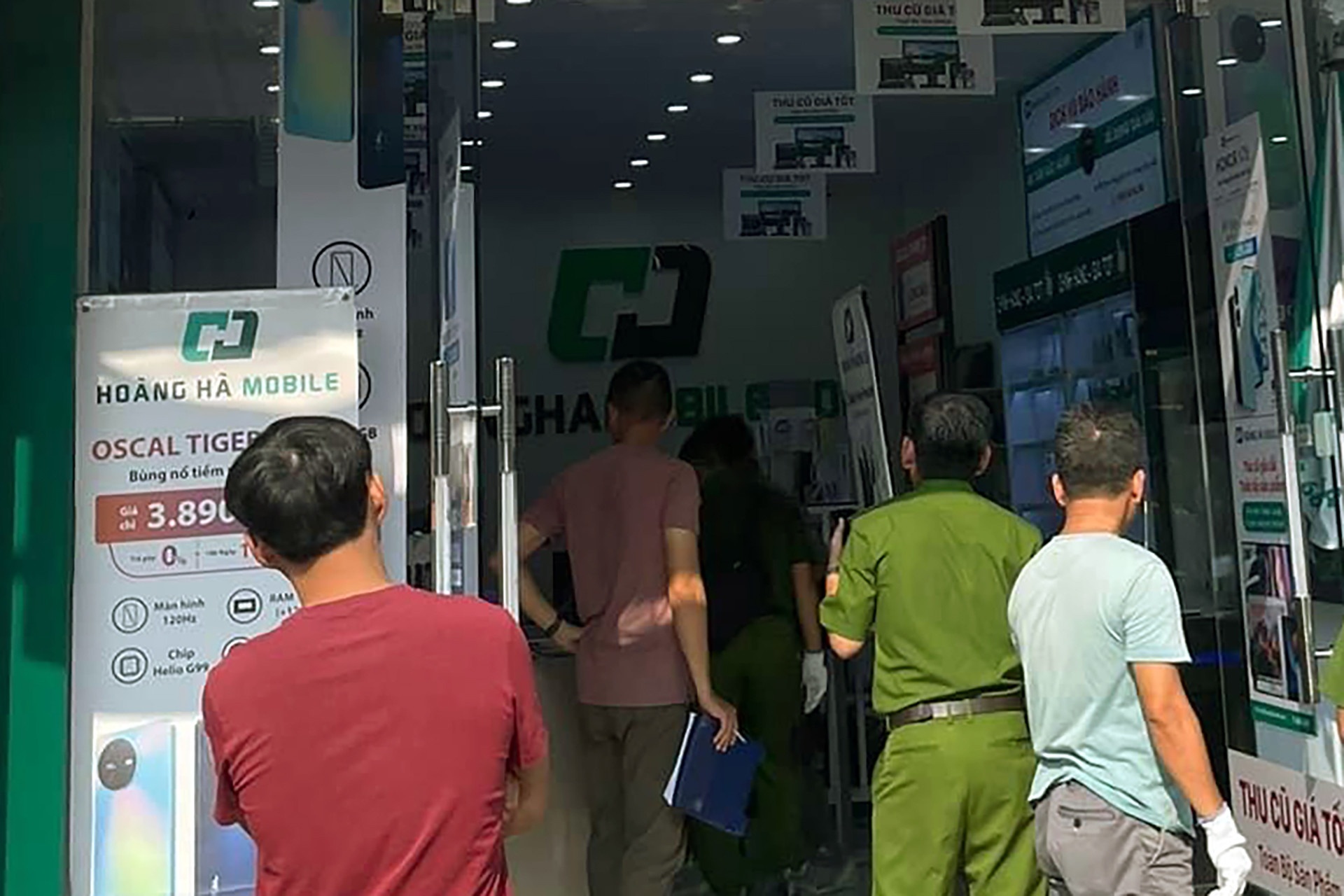 Bắt nhóm nghi can nước ngoài cướp cửa hàng điện thoại ở Nha Trang - ảnh 2