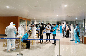 Đang lấy mẫu xét nghiệm 1.000 nhân viên sân bay Tân Sơn Nhất