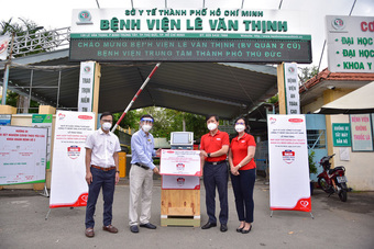 Dai-ichi Life Việt Nam trao tặng máy trợ thở đa năng Savina 300 (Select) cho Bệnh viện Lê Văn Thịnh