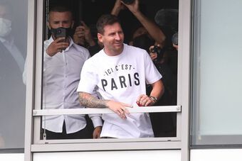 Messi tươi rói tại sân bay Paris, fan PSG phấn khích tột độ