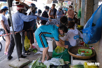 Sau tin hạn chế ra khỏi nhà nếu dịch không giảm, chợ và siêu thị ở Đà Nẵng chen chúc khách