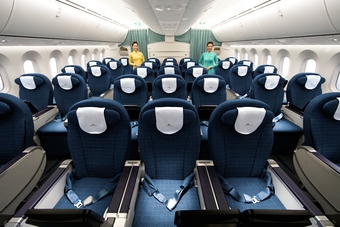 Tại sao máy bay thường được sơn màu trắng và ghế ngồi thường mang màu xanh?