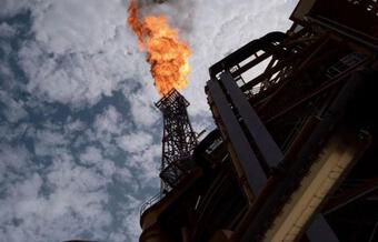 Giá dầu thế giới chạm mức cao nhất nhiều năm