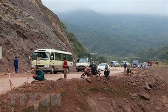 Điện Biên: Quốc lộ 4H đã thông tuyến sau nhiều giờ tê liệt vì sạt lở