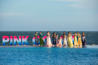 Pink Ocean - cuộc dạo chơi bên biển của 6 nhà thiết kế trẻ