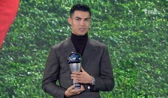 Giải FIFA The Best: Lewandowski "đánh đổ" Messi; Ronaldo lặng lẽ nhận phần thưởng an ủi